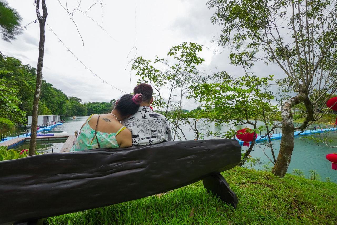 Roxy Tasik Biru Resort City Bau Luaran gambar