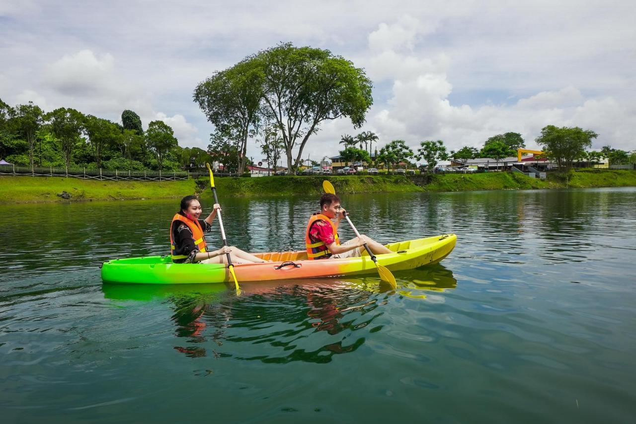 Roxy Tasik Biru Resort City Bau Luaran gambar