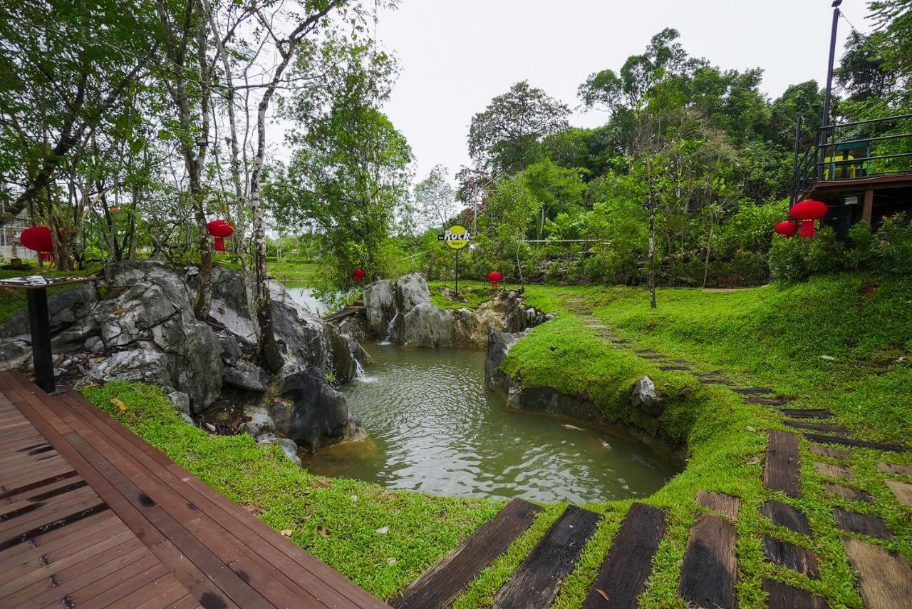 Roxy Tasik Biru Resort City Bau Luaran gambar